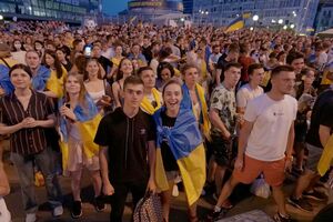 На Спортивній площі зібралося кілька тисяч уболівальників