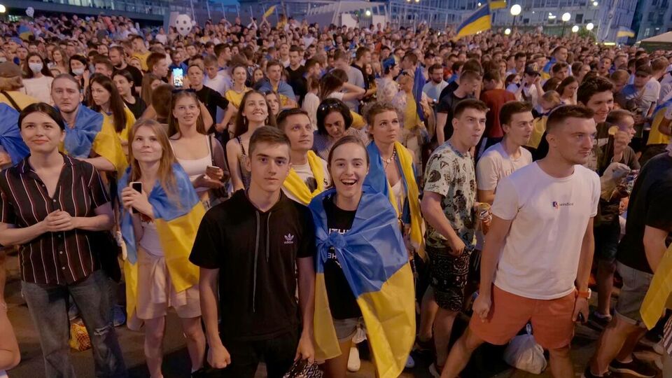 На Спортивній площі зібралося кілька тисяч уболівальників
