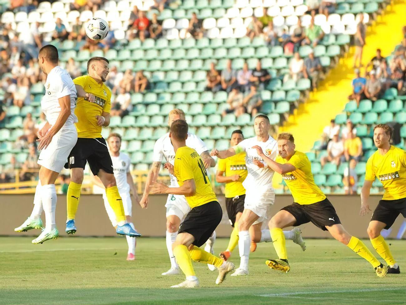 "Ворскла" (в белой форме) пропустила три мяча