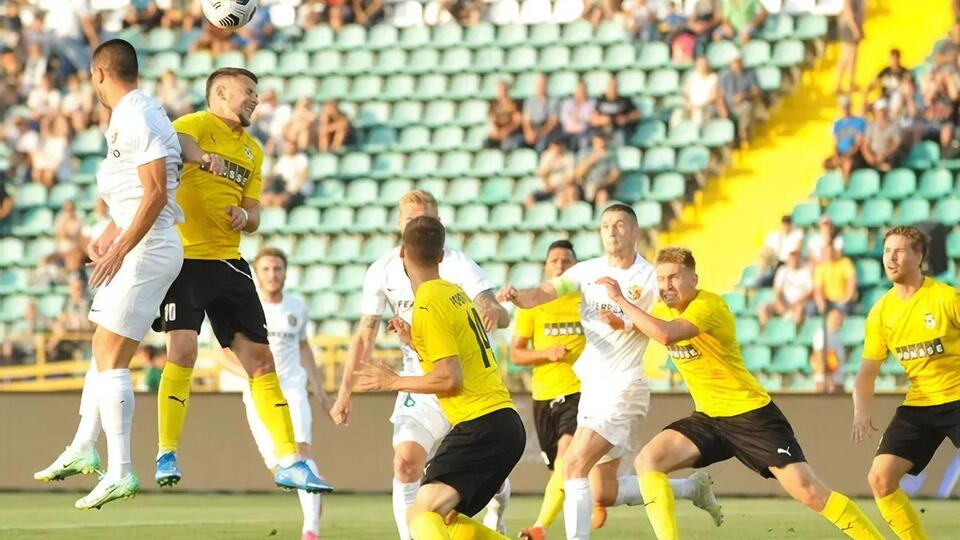 "Ворскла" (в белой форме) пропустила три мяча