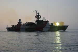 Корабли морской охраны отработали предупредительную стрельбу по судну-нарушителю