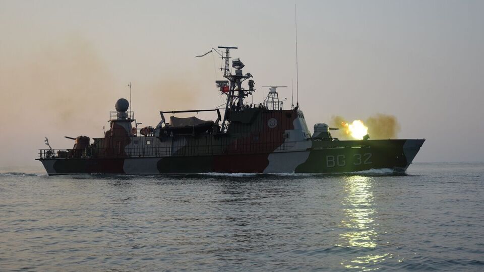 Корабли морской охраны отработали предупредительную стрельбу по судну-нарушителю