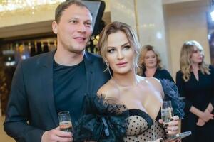 Андрей и Юлия Пятовы женаты более 15 лет, воспитывают четверых детей – троих дочерей и сына