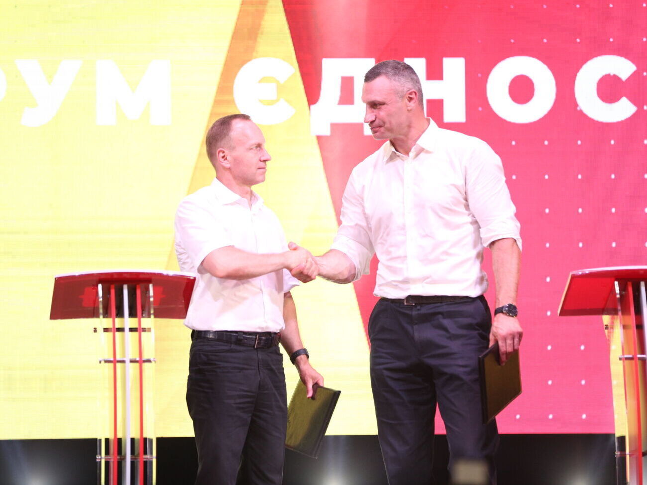 Лідери партій на знак подальшої співпраці підписали боксерські рукавички