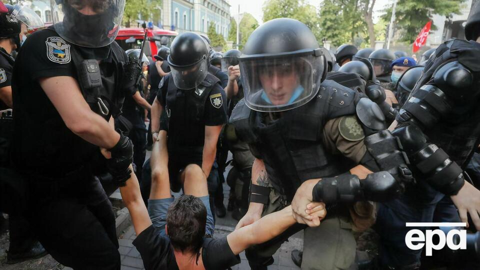 Під Офісом президента поліція затримала 12 осіб