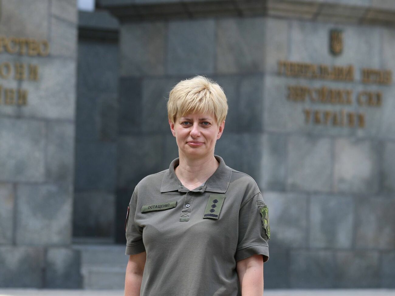 Остащенко народилася 1974 року у Львові в сім'ї військовослужбовця