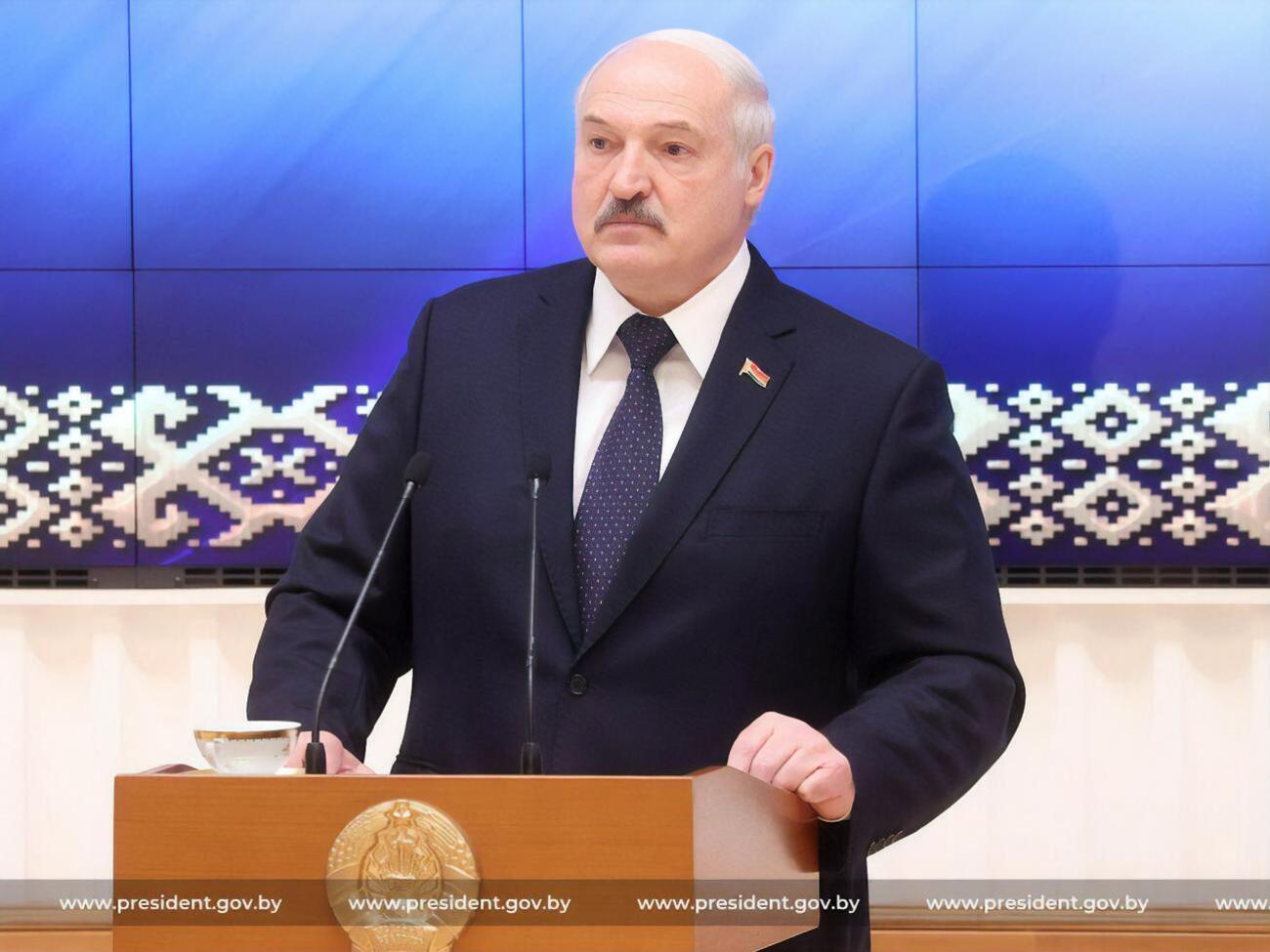 Лукашенко: Я взагалі проти жінки не воюю