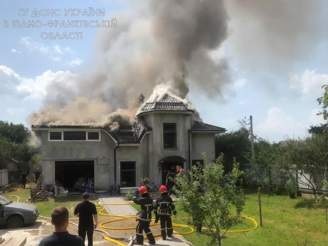 После падения самолета дом загорелся