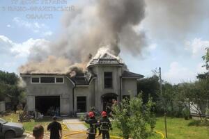 После падения самолета дом загорелся