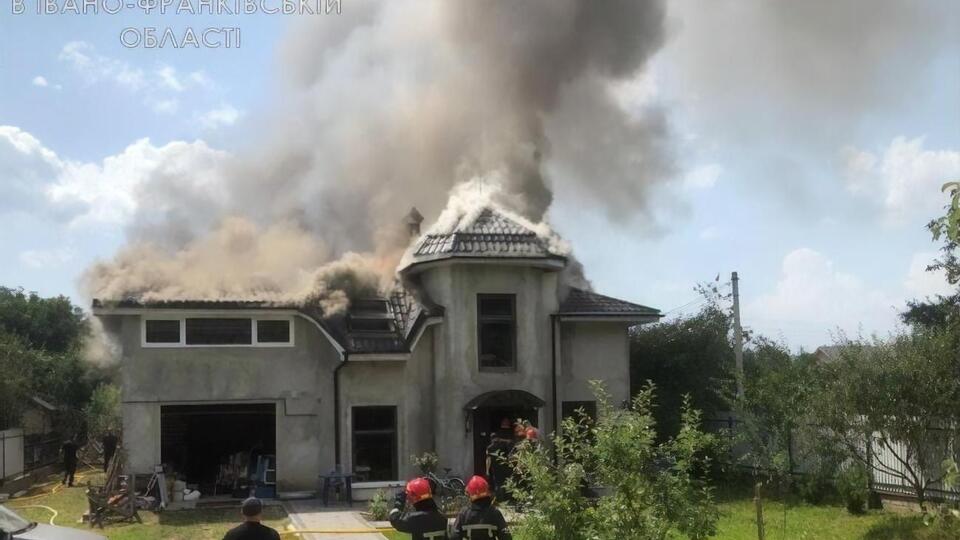 После падения самолета дом загорелся