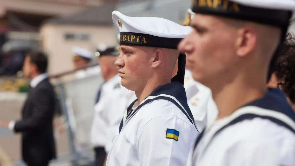 Зеленский наблюдал за демонстрационным пролетом воздушной колонны