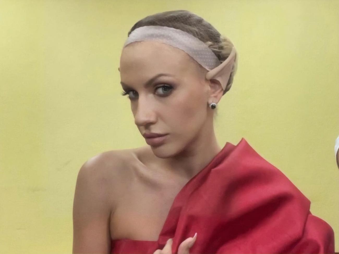 На одном из снимков Никитюк показала себя с накладными ушами