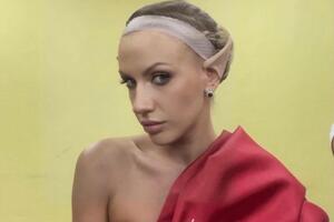 На одному зі знімків Нікітюк показала себе з накладними вухами