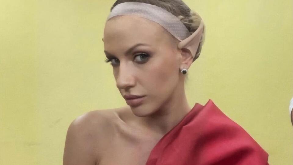 На одном из снимков Никитюк показала себя с накладными ушами