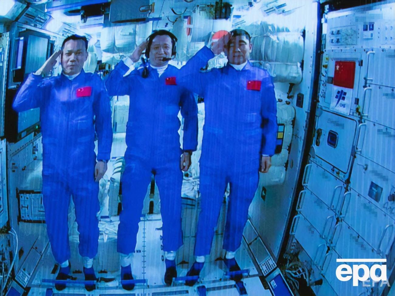 На орбите находятся три китайских космонавта