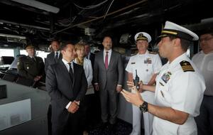 Зеленський (ліворуч на фото) спілкувався з командувачем 6-го флоту ВМС США віцеадміралом Юджином Блеком