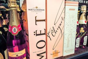 Дистриб'ютор Moet Hennessy у Росії 2 липня повідомив про зупинення відвантажень шампанських вин
