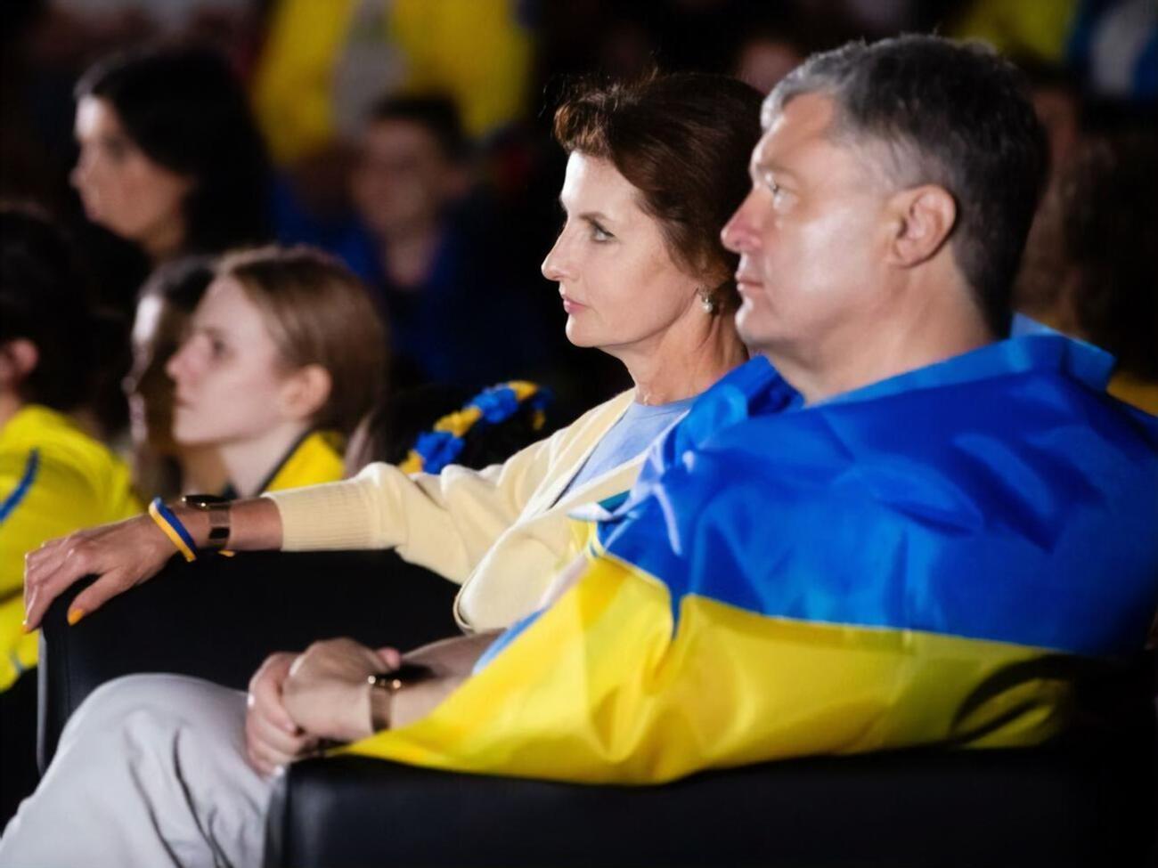 Порошенко смотрел футбол вместе с женой