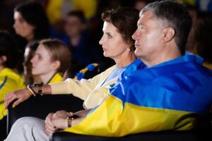 Порошенко смотрел футбол вместе с женой