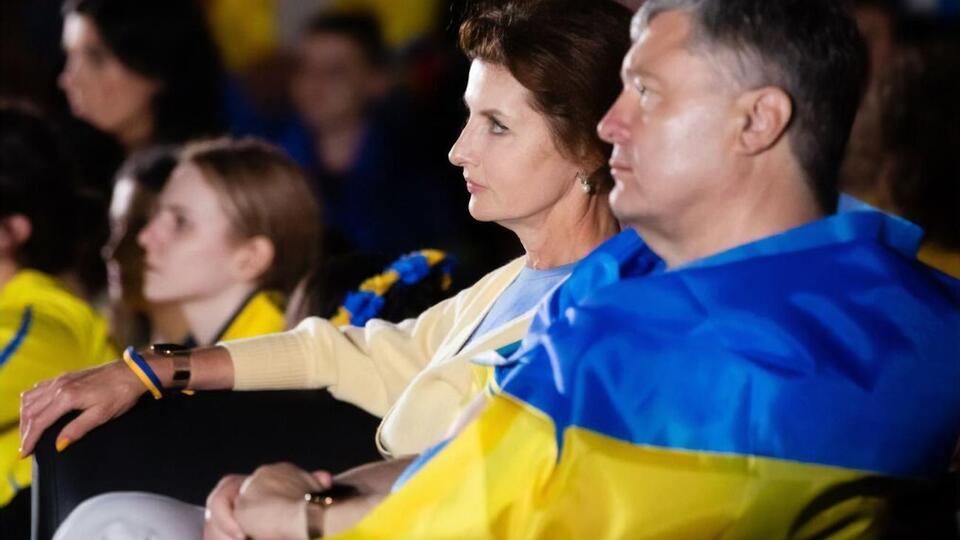 Порошенко смотрел футбол вместе с женой