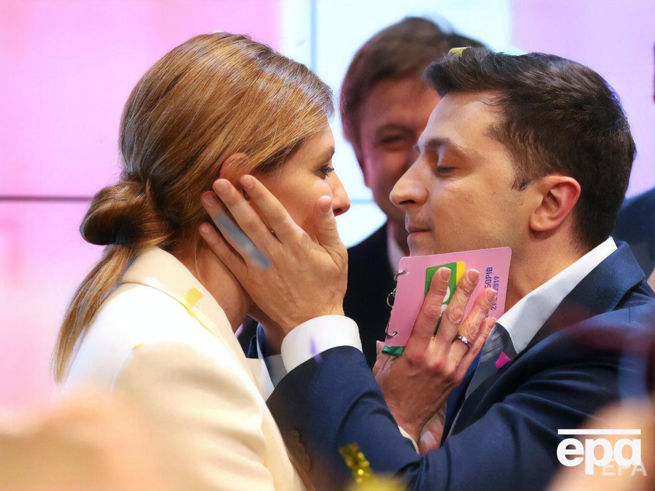 Зеленские поцеловались перед камерами во время оглашения результатов второго тура президентских выборов