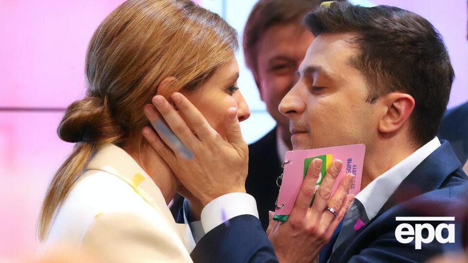 Зеленские поцеловались перед камерами во время оглашения результатов второго тура президентских выборов