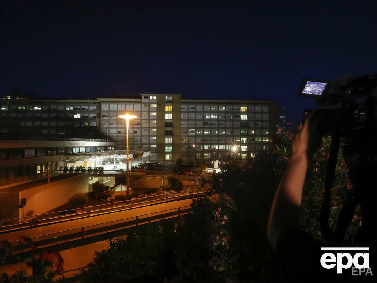 Папі Франциску зробили операцію в римській лікарні Джемеллі