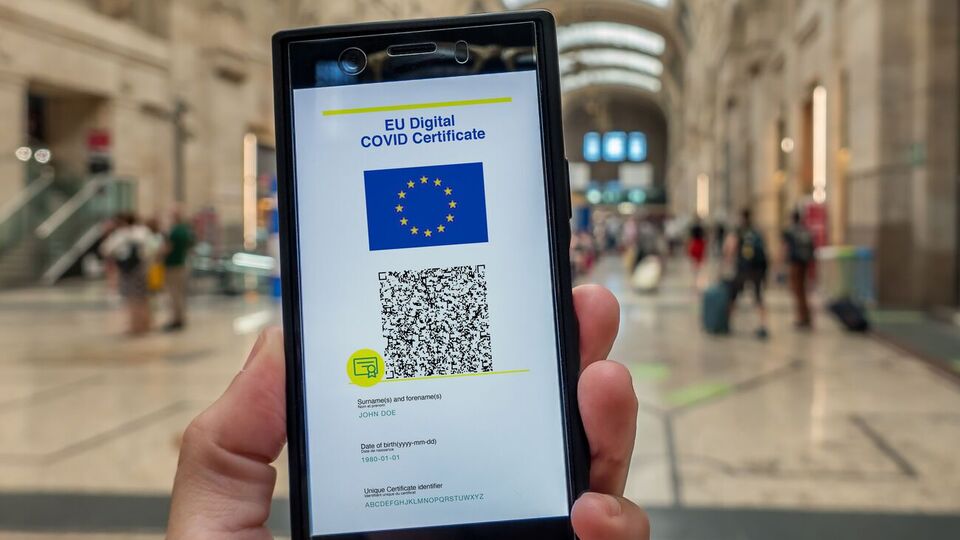 Україна веде перемовини про взаємне визнання COVID-сертифікатів з усіма країнами ЄС, зазначили у МЗС