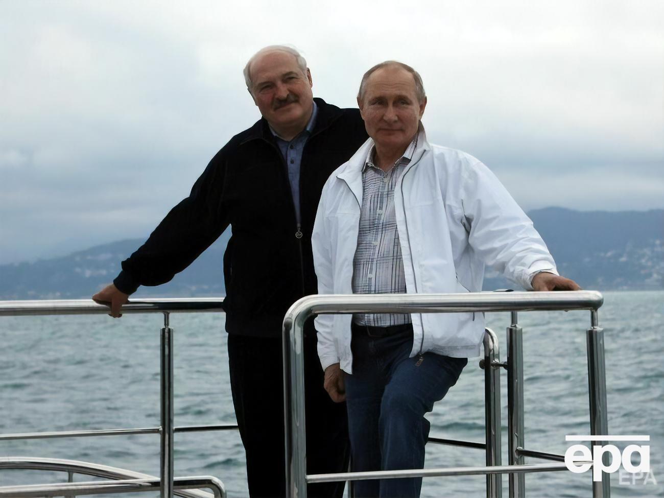 Лукашенка (зліва) і Путіна (праворуч) називають "ворогами свободи преси" уже 20 років поспіль