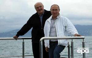 Лукашенко (слева) и Путина (справа) называют "врагами свободы прессы" уже 20 лет подряд