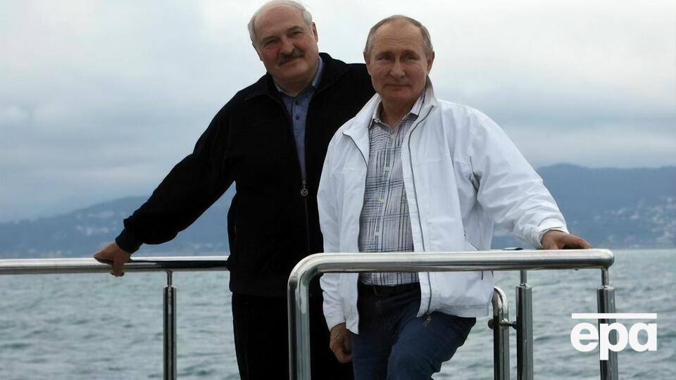 Лукашенко (слева) и Путина (справа) называют "врагами свободы прессы" уже 20 лет подряд