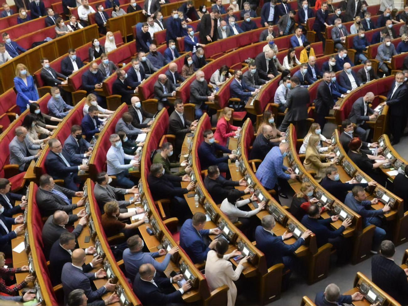 Верховна Рада ухвалила законопроєкт про олігархів у першому читанні на позачерговому засіданні 1 липня