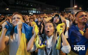 Болельщики смотрели трансляцию матча, а футболисты – трансляцию из фан-зоны