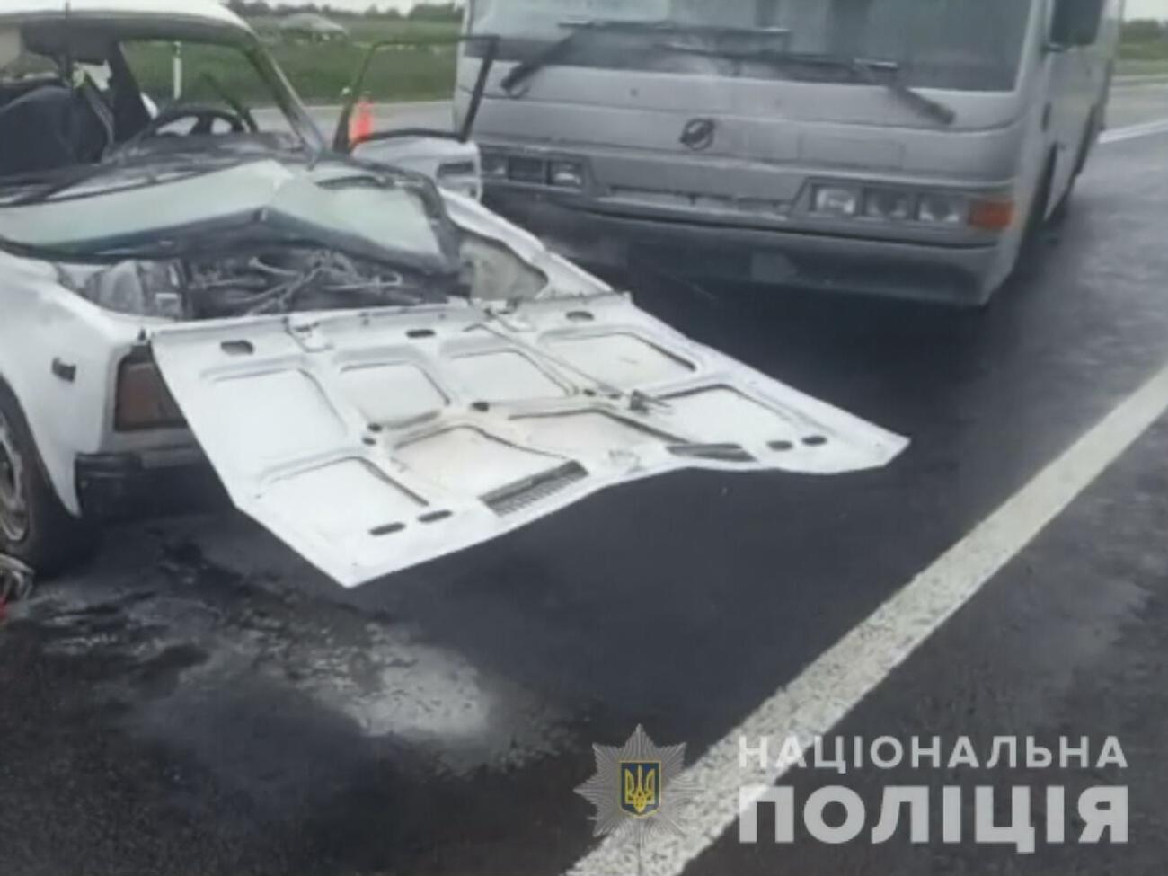 За даними поліції, водій ВАЗ, виїжджаючи з другорядної дороги, не поступився дорогою автобусу