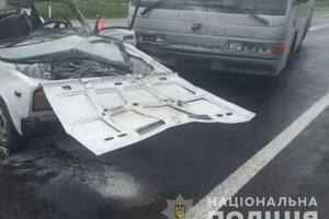 За даними поліції, водій ВАЗ, виїжджаючи з другорядної дороги, не поступився дорогою автобусу