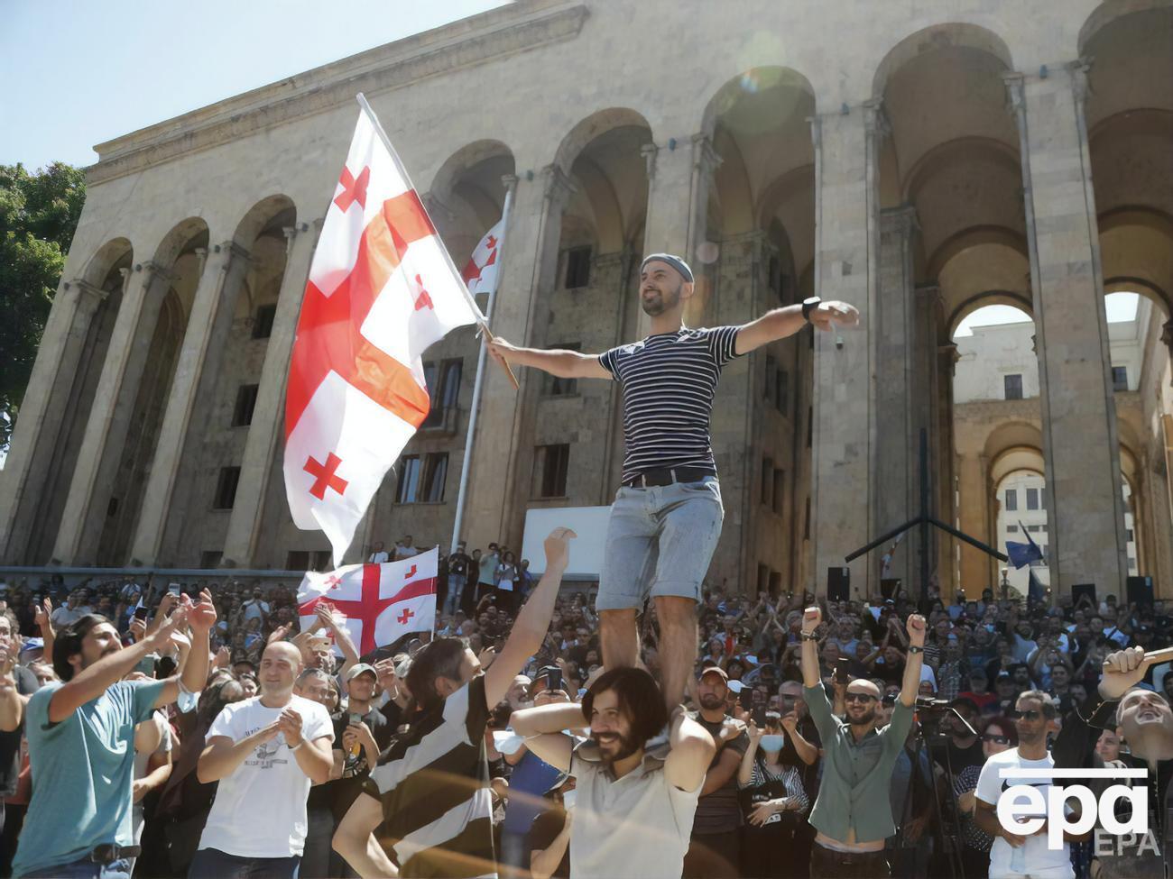 В центре Тбилиси собрались противники марша в поддержу ЛГБТ