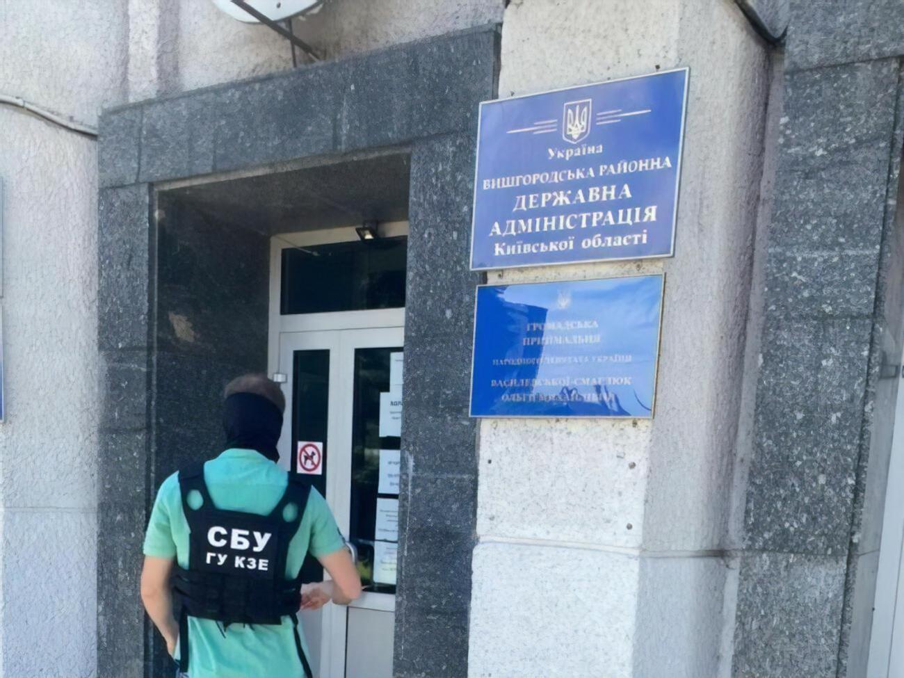 Правоохоронці провели низку обшуків та вилучили документацію, що стосується незаконних дій