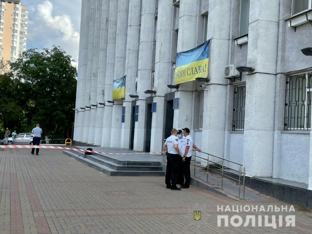 Стрельба произошла перед административным зданием