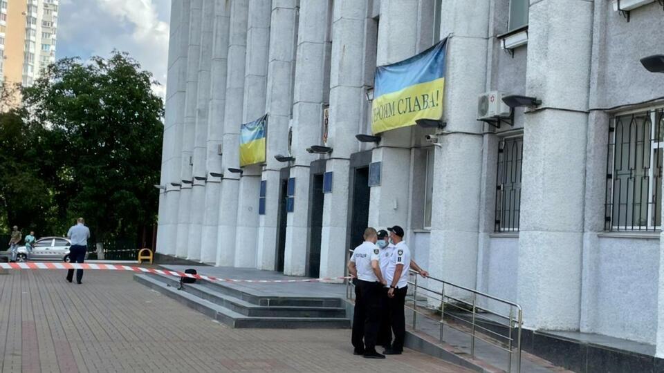 Стрельба произошла перед административным зданием