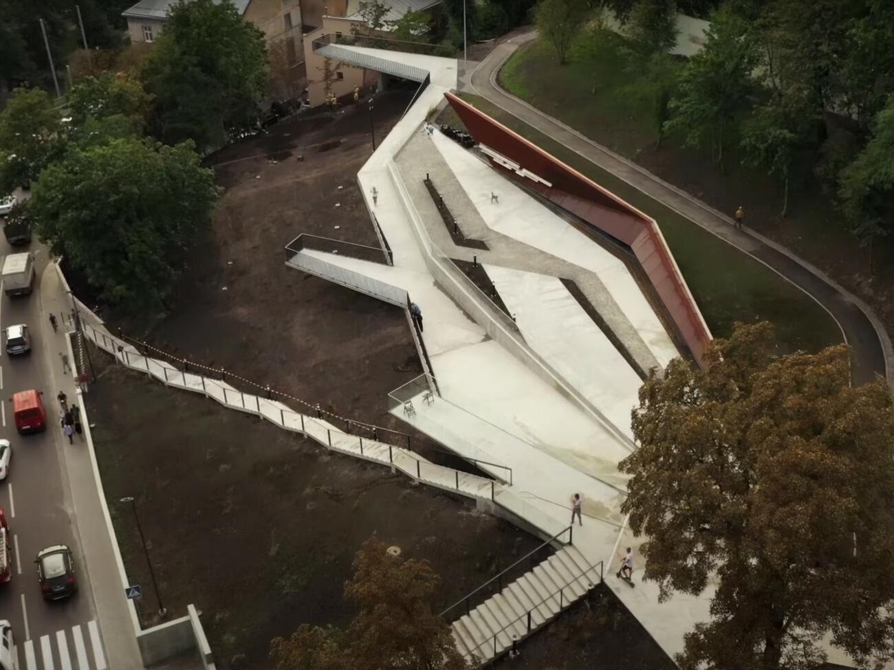 Девушки зажигали фейерверки и танцевали под музыку на мемориале Героев Небесной сотни во Львове