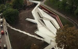 Девушки зажигали фейерверки и танцевали под музыку на мемориале Героев Небесной сотни во Львове