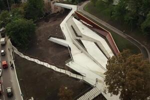 Девушки зажигали фейерверки и танцевали под музыку на мемориале Героев Небесной сотни во Львове