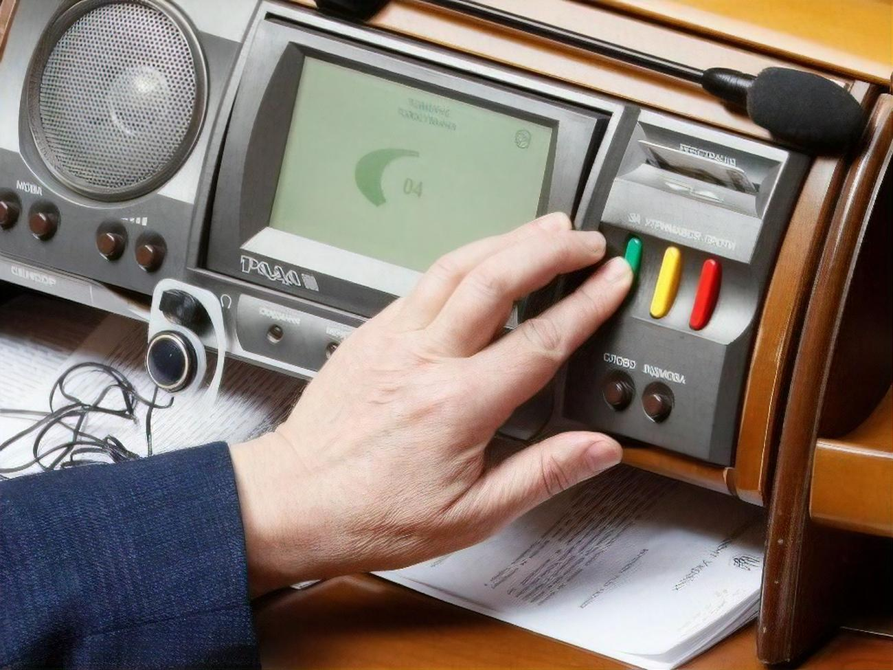 За даними КВУ, найактивнішими під час голосувань у червні були представники "Слуги народу" і "Європейської солідарності"