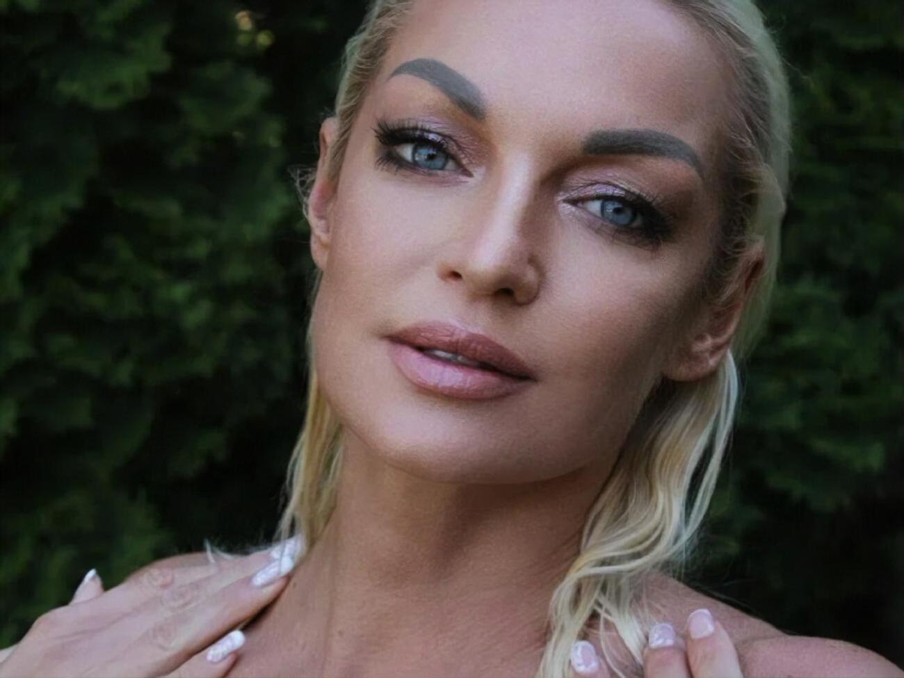 На этот раз Волочкова не села на шпагат, а просто закинула ногу вверх на багаж