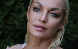 На этот раз Волочкова не села на шпагат, а просто закинула ногу вверх на багаж