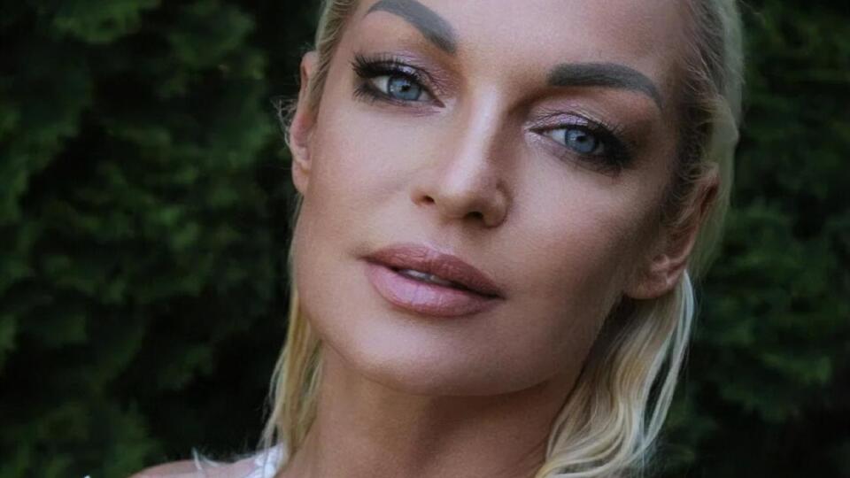 Цього разу Волочкова не сіла на шпагат, а просто закинула ногу на багаж