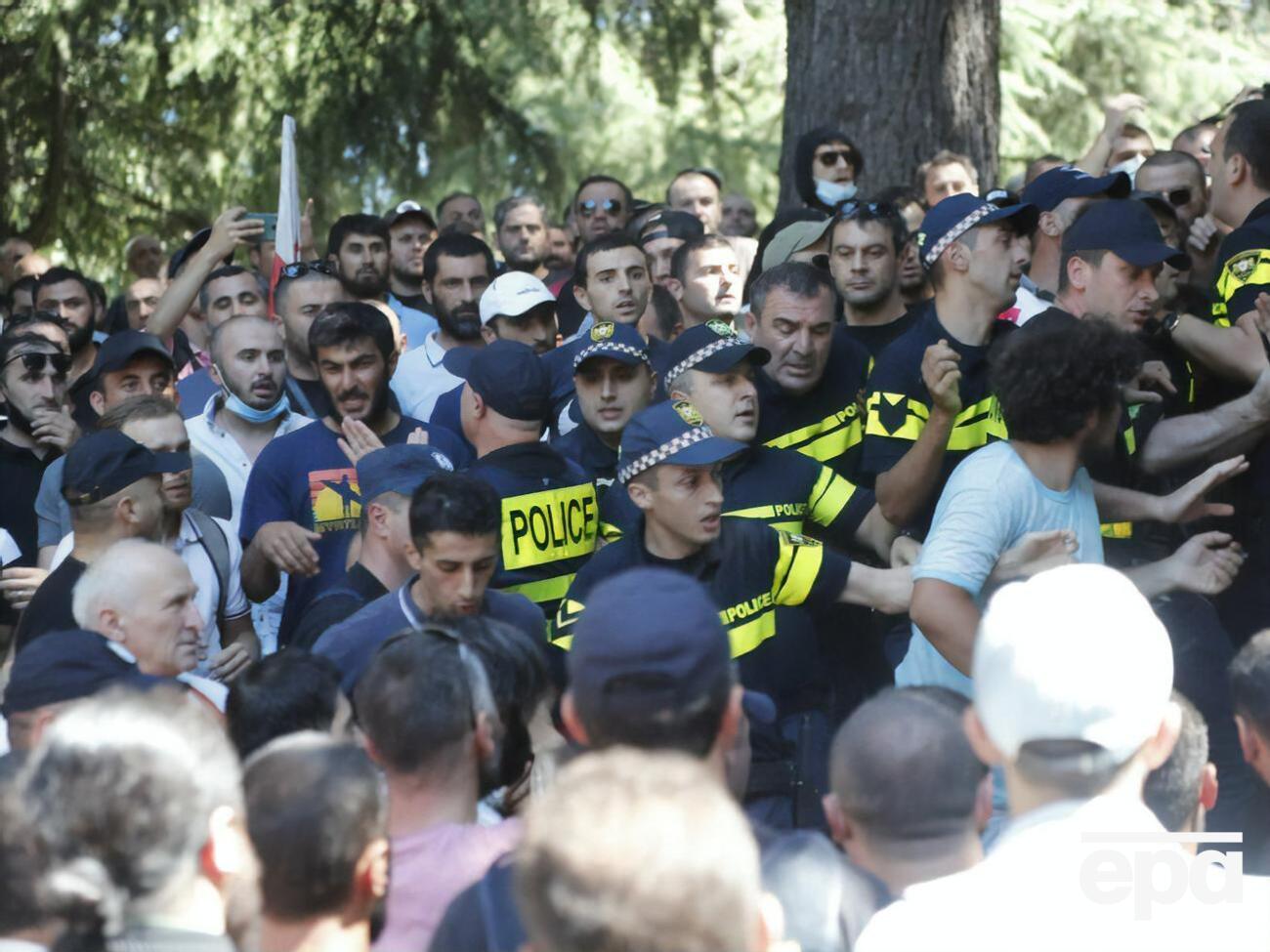 Полиция задержала восемь человек