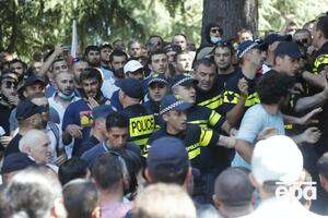 Полиция задержала восемь человек