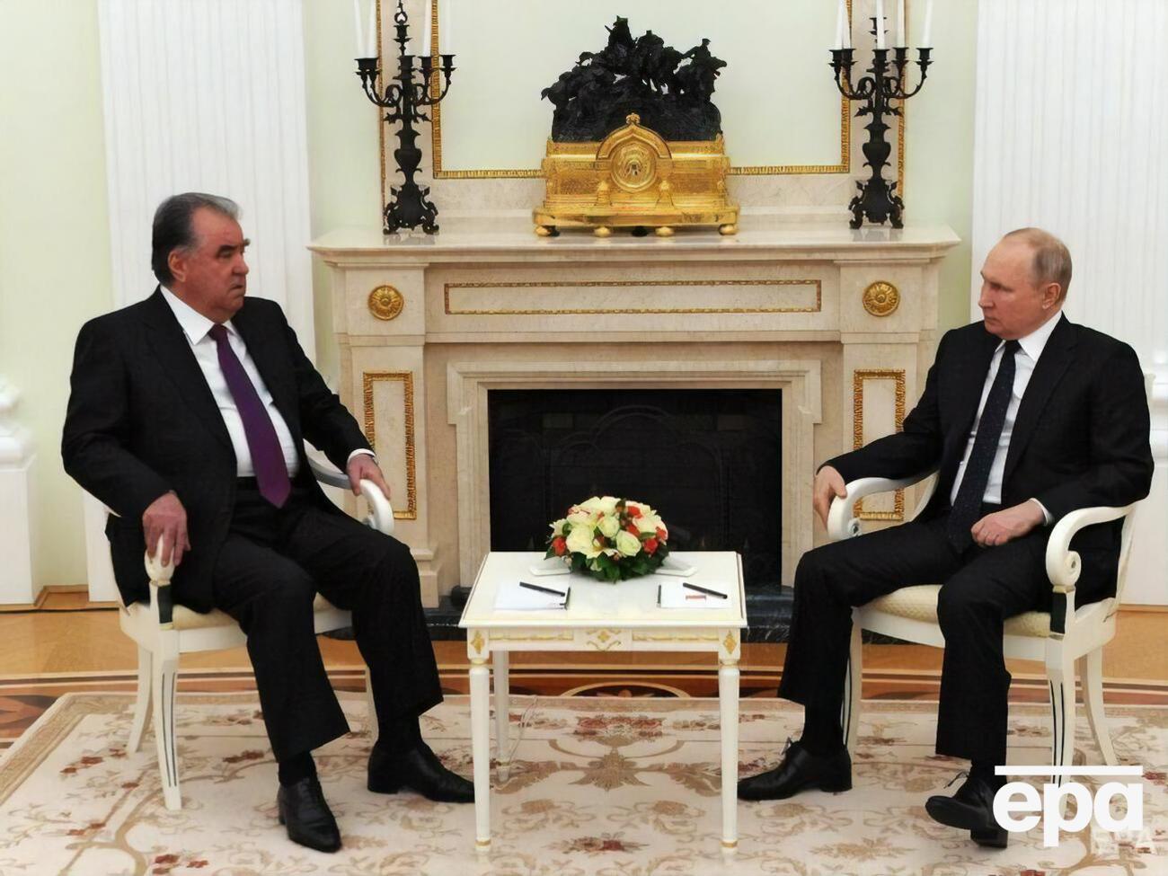 Путин (справа на фото) и Рахмон (слева) говорили о "непростой ситуации" на таджикско-афганской границе