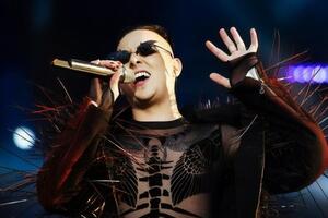 В официальных трансляциях и аккаунтах фестиваля выступление Melovin показали не полностью